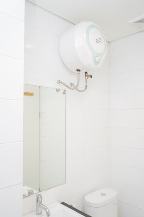 Kamer | Badkamer | Een douche, gratis toiletartikelen, handdoeken