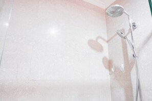 Habitación | Baño | Regadera, amenidades de baño gratuitas, toallas, jabón 