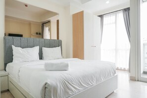 Bed sheets - Best Studio with Pool View at Menteng Park Apartment (Jakarta)