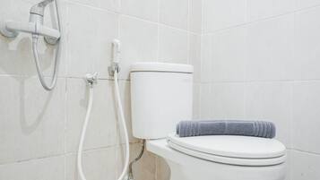 Room | Bilik Mandi | Pancuran mandi, kelengkapan dandanan diri percuma, tuala disediakan