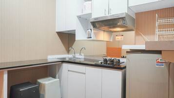 Huone | Yksityinen keittiö | Jääkaappi, liesi, keittoastiat/astiat/ruokailuvälineet