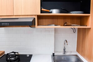 Refrigerador, placa de cocina, utensilios de cocina