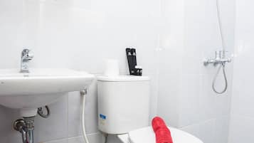 Kamar | Kamar mandi | Shower, perlengkapan mandi gratis,  dan handuk