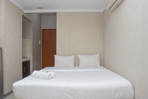 Room | Free WiFi, bed sheets - Comfy Studio at Grand Kartini Apartment (Jakarta)