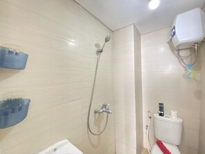 Ducha, artículos de tocador gratuitos, toallas