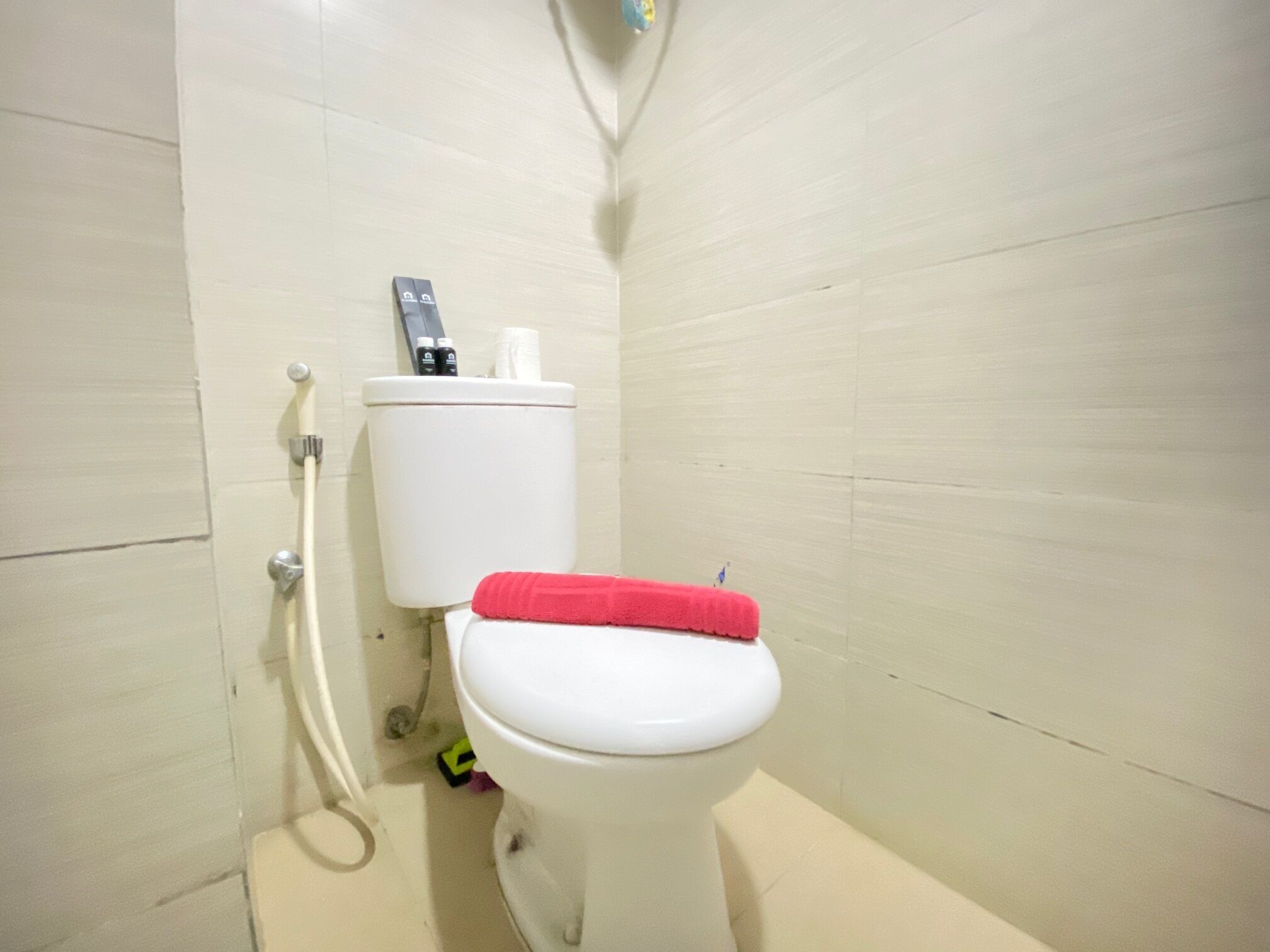 Værelse | Badeværelse | Bruser, gratis toiletartikler, håndklæder