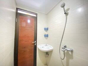 Kamer | Badkamer | Een douche, gratis toiletartikelen, handdoeken
