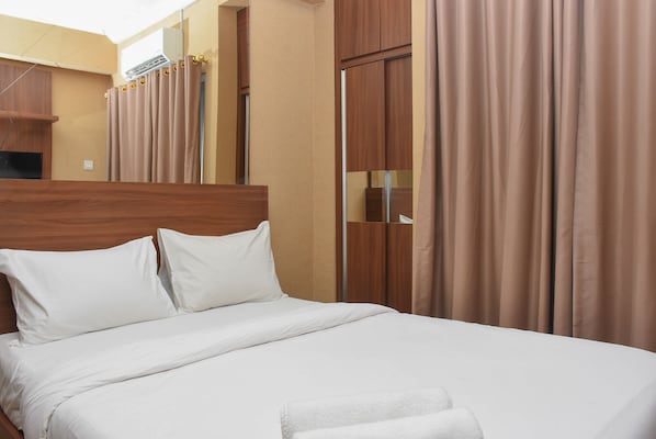Room | Free WiFi, bed sheets - Good Choice Studio at Green Pramuka Apartment near Shopping Center (Jakarta)
