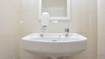 Kamar | Kamar mandi | Shower, perlengkapan mandi gratis,  dan handuk