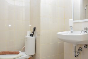Quarto | Banheiro | Chuveiro, produtos de toalete grátis, toalhas de banho 