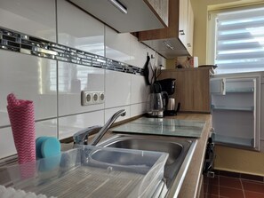 Kühlschrank, Ofen, Wasserkocher mit Kaffee-/Teezubehör, Wasserkocher