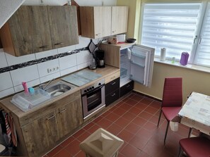 Fridge, oven, coffee/tea maker, electric kettle