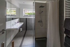 Dusche, Haartrockner, Handtücher
