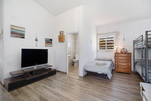 3 makuuhuonetta, silitysrauta/-lauta, ilmainen Wi-Fi, vuodevaatteet