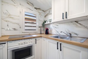 Jääkaappi, mikroaaltouuni, uuni, liesi