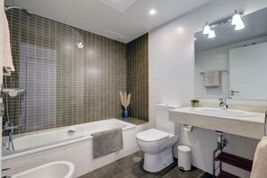 أحواض استحمام، مجففات شعر، مناشف