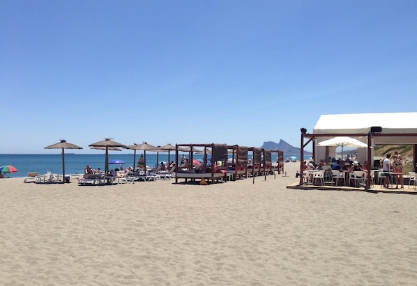 Una spiaggia nelle vicinanze