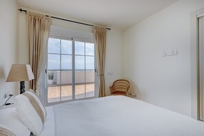 3 عدّة غرف نوم ومكواة/لوح كي وواي فاي مجانًا وملاءات أسرّة