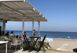 Outdoor dining - Penthouse Apartment in Alcaidesa with Mountain View, Wi-Fi, Pool, Garden & Terrace (Alcaidesa)