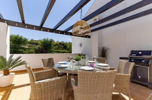 Outdoor dining - Penthouse Apartment in Alcaidesa with Mountain View, Wi-Fi, Pool, Garden & Terrace (Alcaidesa)