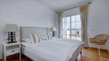 3 slaapkamers, een strijkplank/strijkijzer, gratis wifi, beddengoed