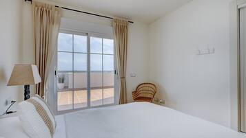 3 slaapkamers, een strijkplank/strijkijzer, gratis wifi, beddengoed