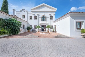 Exterior - Luxury Villa Sildavia with Pool, Garden, Terrace, Balcony, A/C & Wi-Fi (Marbella)