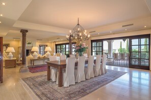 Dining - Luxury Villa Sildavia with Pool, Garden, Terrace, Balcony, A/C & Wi-Fi (Marbella)