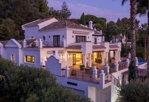 Exterior - Luxury Villa Sildavia with Pool, Garden, Terrace, Balcony, A/C & Wi-Fi (Marbella)