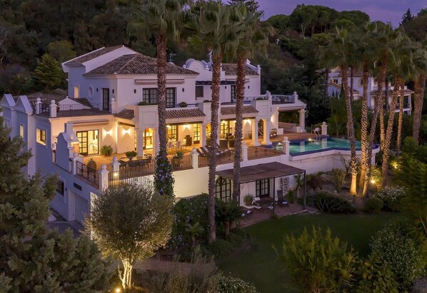 Exterior - Luxury Villa Sildavia with Pool, Garden, Terrace, Balcony, A/C & Wi-Fi (Marbella)