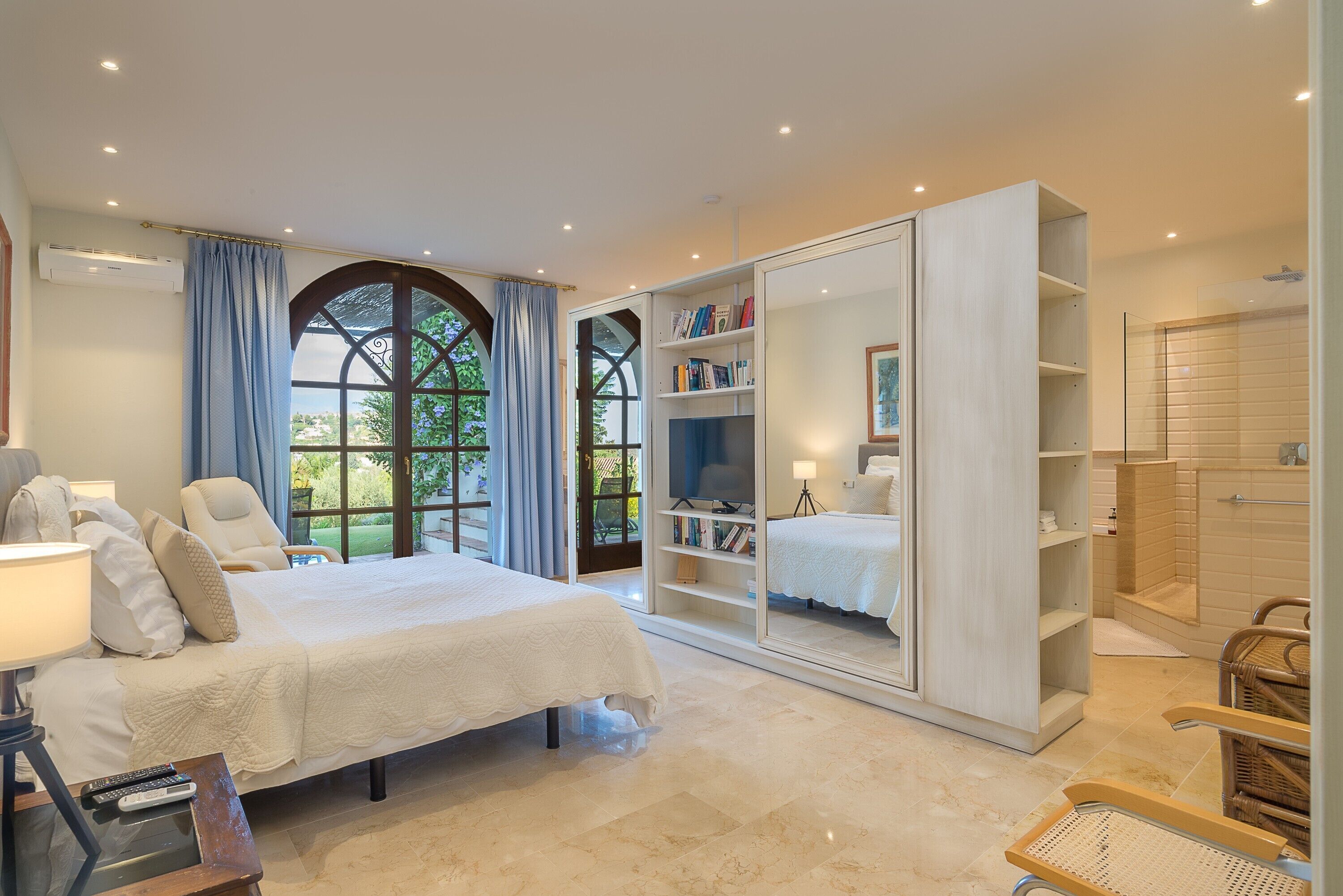 6 bedrooms, iron/ironing board, free WiFi, bed sheets