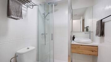 Regadera, amenidades de baño gratuitas, toallas