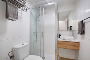 Regadera, amenidades de baño gratuitas, toallas 