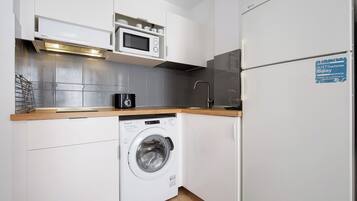 Kylskåp, mikrovågsugn, spishäll och kaffe- och tebryggare