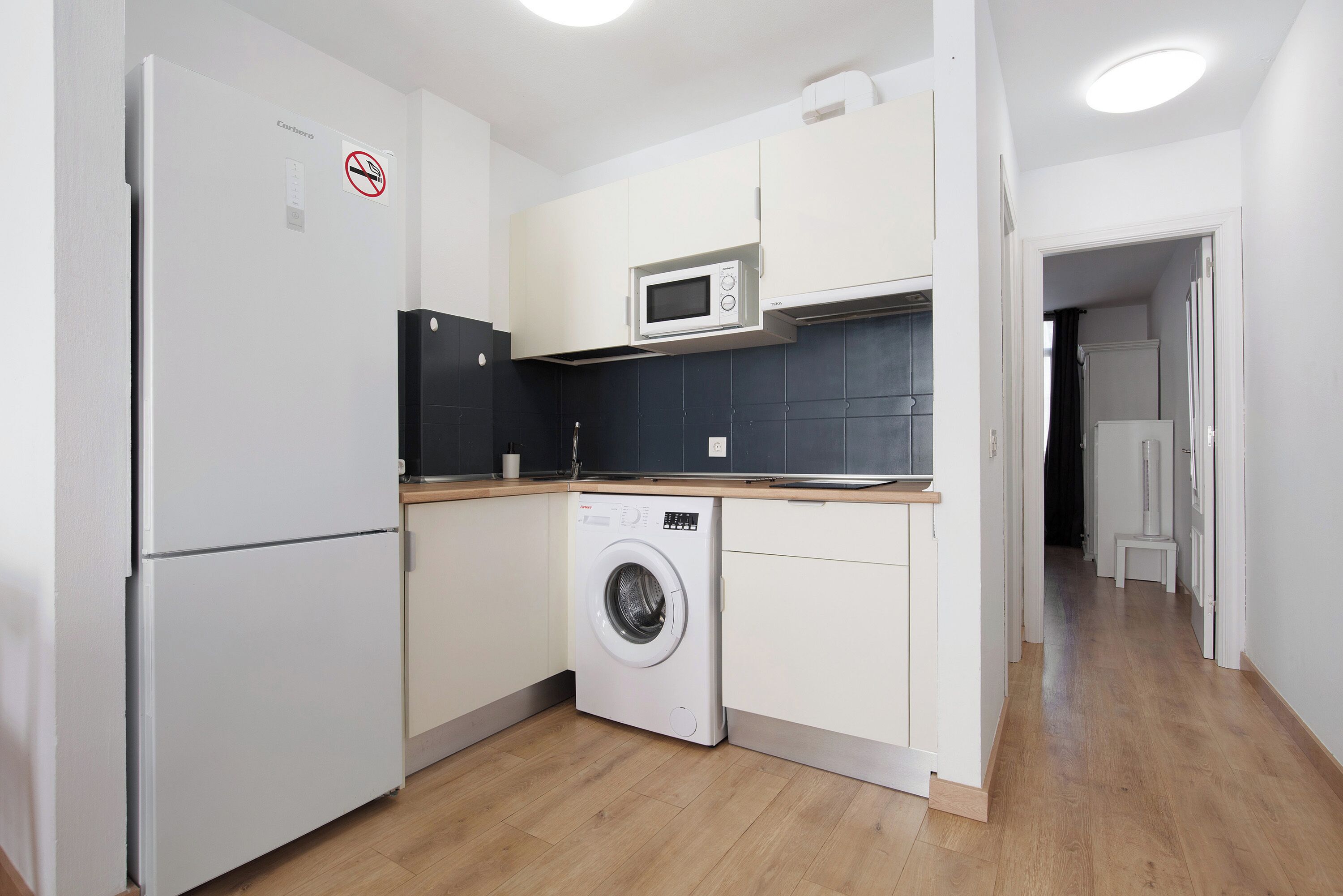 冷蔵庫、電子レンジ、コンロ、コーヒー / ティーメーカー