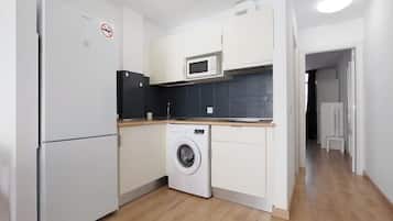 Een koelkast, een microgolfoven, een kookplaat