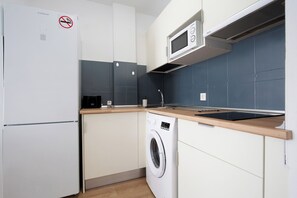 Een koelkast, een magnetron, een kookplaat