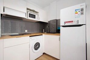 ثلاجة، ميكروويف، موقد طهي مسطح، ماكينة لصنع القهوة/الشاي