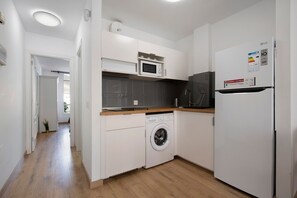 Réfrigérateur, micro-ondes, plaque de cuisson, cafetière/bouilloire