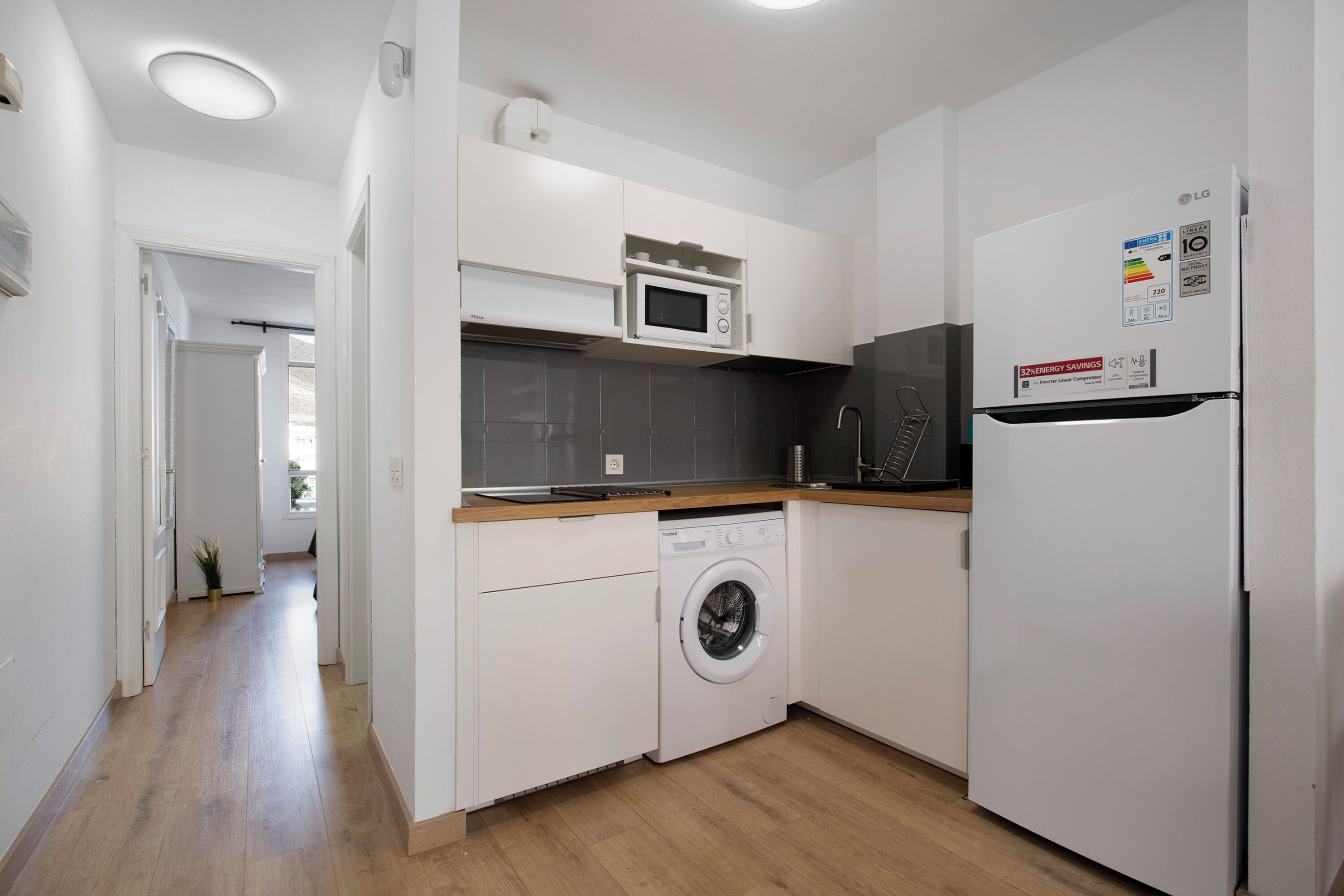 Kylskåp, mikrovågsugn, spishäll och kaffe- och tebryggare