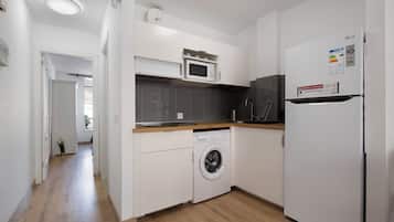 Kjøleskap, mikrobølgeovn, kokeplater og kaffetrakter/tekoker