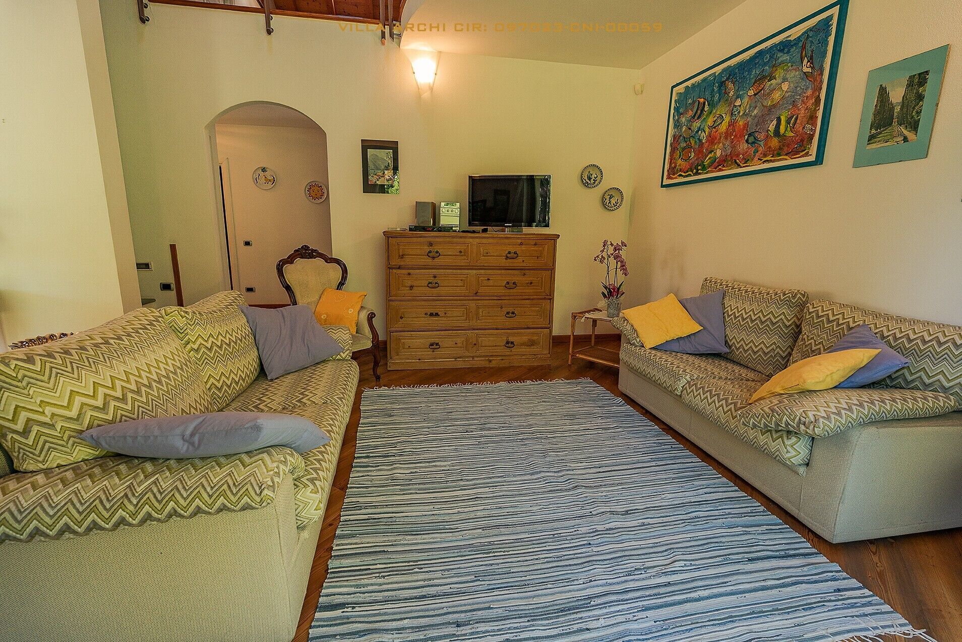 Télévision, table de tennis de table, chaîne hi-fi