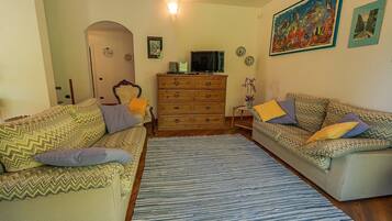 Télévision, table de tennis de table, chaîne hi-fi