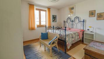 4 bedrooms, iron/ironing board, free WiFi, bed sheets