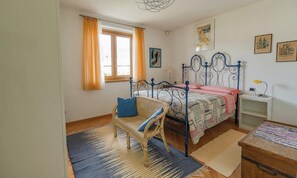 4 bedrooms, iron/ironing board, free WiFi, bed sheets