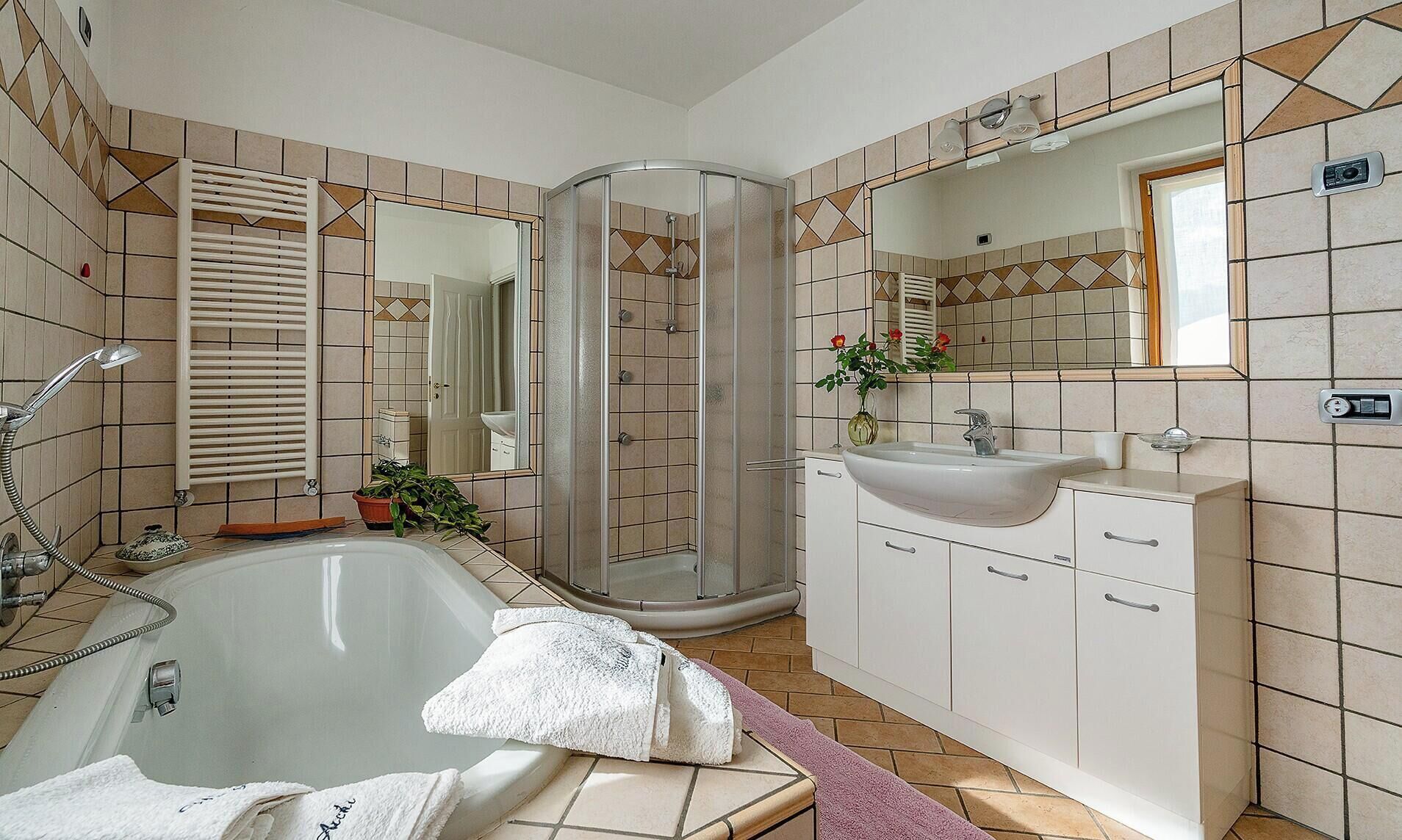 Badewanne, Haartrockner, Handtücher