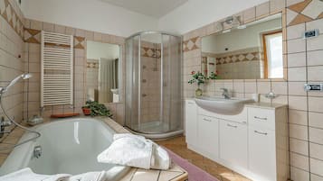 Badewanne, Haartrockner, Handtücher