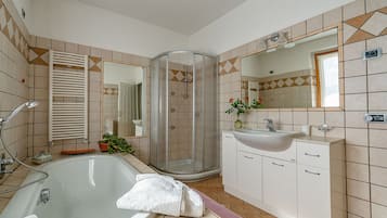 Badewanne, Haartrockner, Handtücher