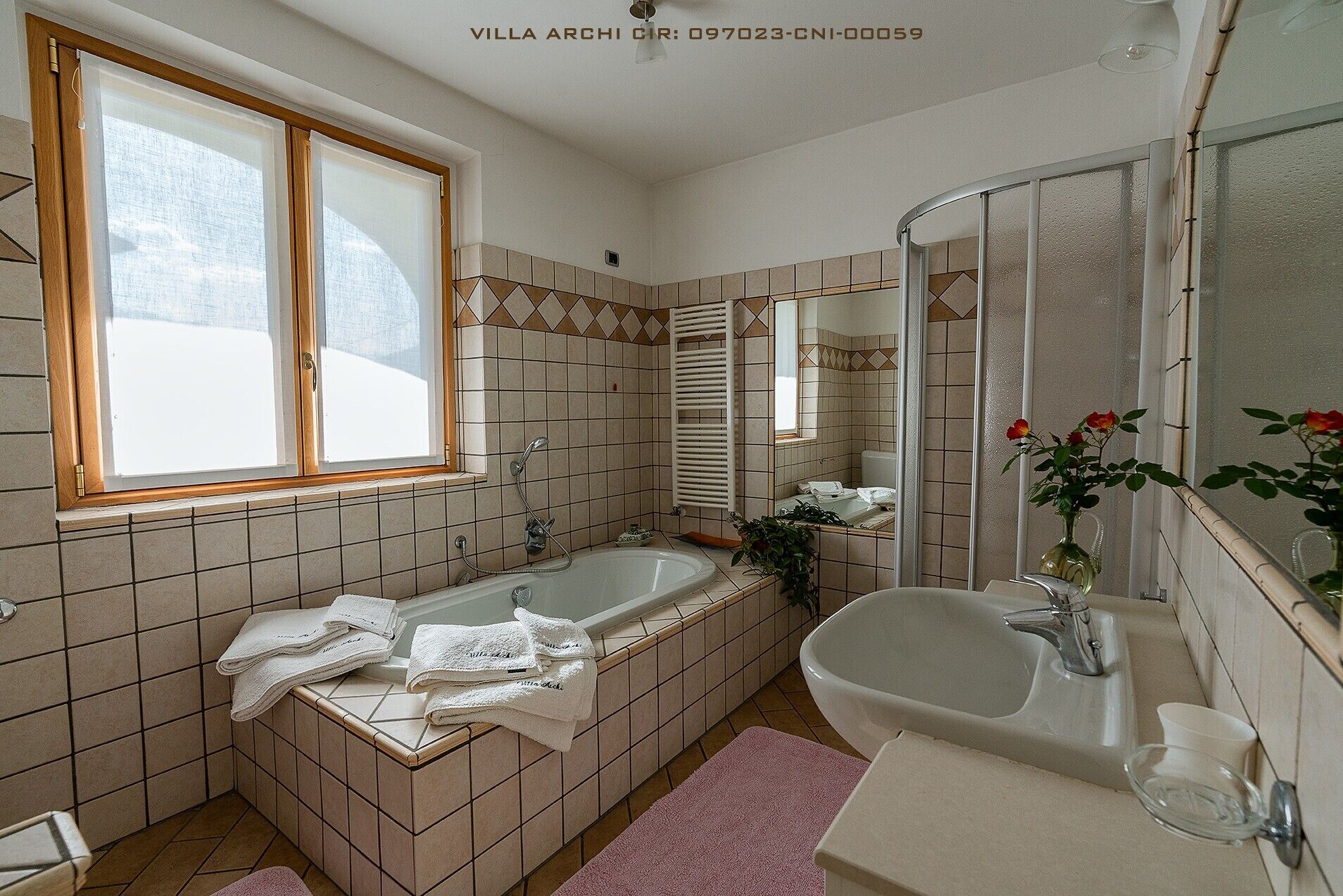 Baignoire, sèche-cheveux, serviettes fournies