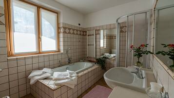 Baignoire, sĂšche-cheveux, serviettes fournies